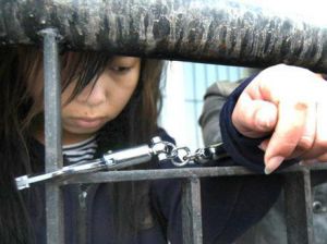 强迫初中女生卖淫 十六岁“大姐大”获刑6年