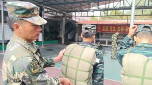 野外行军炼意志 生存训练促成长